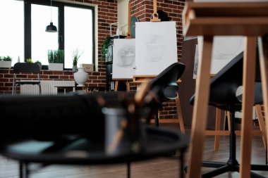 Profesyonel çizim araçlarıyla donatılmış boş çizim stüdyosu