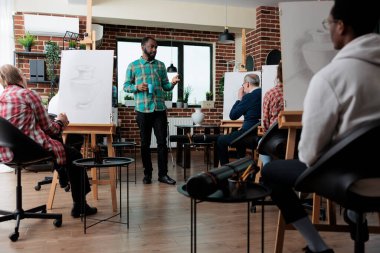 Sanat dersine katılan çok ırklı öğrenciler çizim sürecine katılıyor