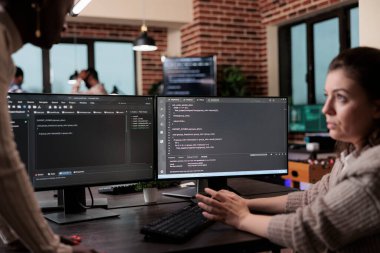 Siber saldırıların kaynağını ve sistem güvenlik kapsamını arayan programcılar.
