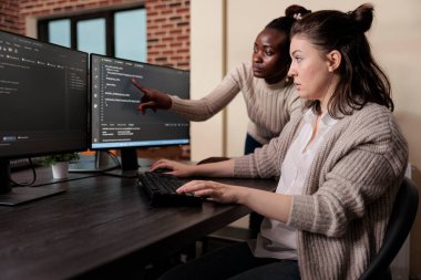 Engelleme zinciri mühendisi ağ güvenliği yazılım satırı kodunda hataya işaret ediyor.