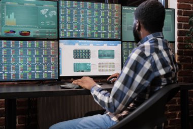 Piyasa eğilimini tahmin etmek için Forex döviz platformu ve gerçek zamanlı istatistikler kullanan yatırım şirketi simsarı.