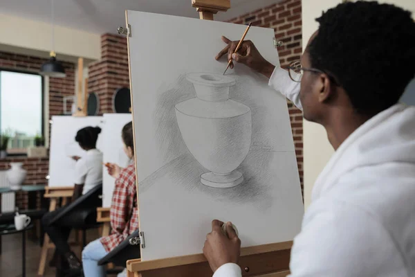 Αφρο-Αμερικανός φοιτητής που παρακολουθεί μάθημα τέχνης εργάζεται σε δημιουργικά έργα τέχνης — Φωτογραφία Αρχείου