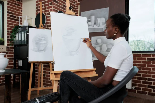 미술 수업을 즐기면서 그림그리는 기술을 발전시키는 예술가 학생의 모습 — 스톡 사진