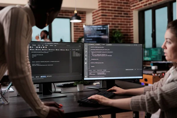 Enformatik güvenlik şirketi çalışanları ana işlem yöntemlerini optimize ediyorlar.