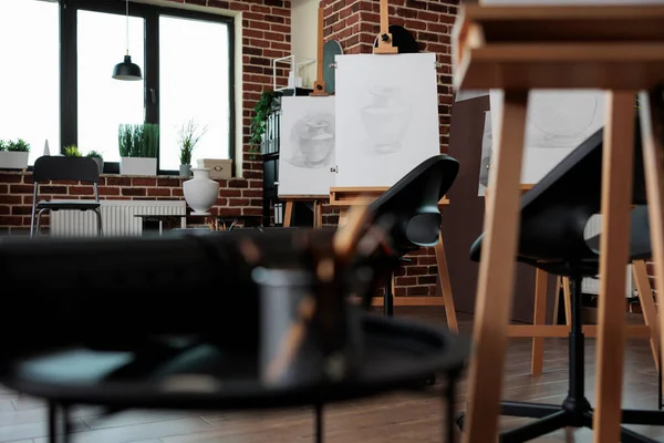 Profesyonel çizim araçlarıyla donatılmış boş çizim stüdyosu