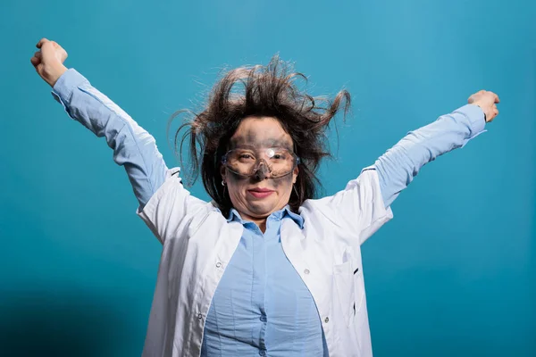 Rolig forskare med rörigt hår och smutsigt ansikte återhämtar sig från farliga kemiska explosion — Stockfoto