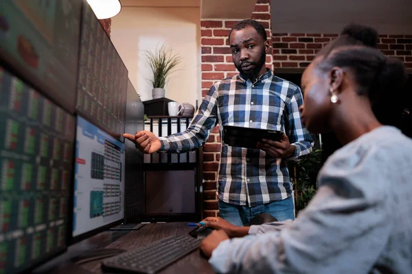 Employés d'une société d'investissement dans un espace de travail de bureau discutant d'un éventuel krach du marché. — Photo