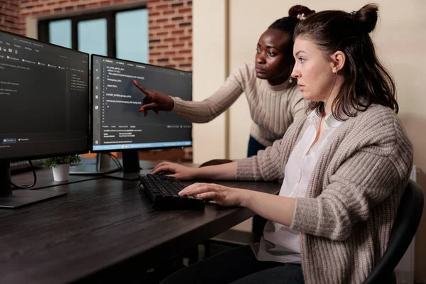 Engelleme zinciri mühendisi ağ güvenliği yazılım satırı kodunda hataya işaret ediyor.