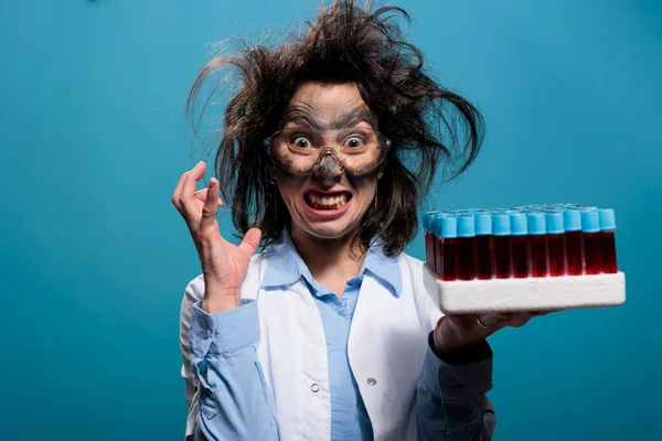 Kan örnekleriyle dolu test tüpleriyle dolu laboratuar camları olan çılgın bir kimya uzmanı..