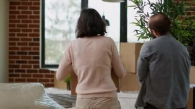 Ev sahipleri yeni evi mobilyalarla dekore ediyorlar.