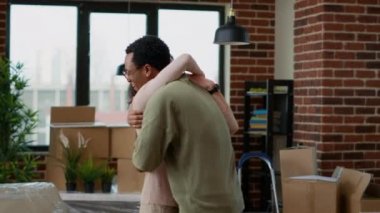 Evli çift kiralık eve taşınmaktan gurur duyuyor.