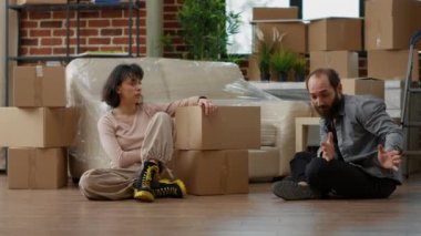 Erkek ve kadın, eve taşındıktan sonra birbirlerini onaylamadılar.