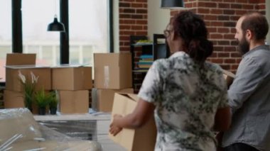 Yeni emlak evinde taşınmak için kutu kutu mobilya taşıyan hayat arkadaşları.