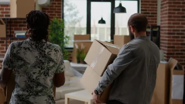 Чоловік і дружина рухаються в новому орендованому будинку разом — стокове відео