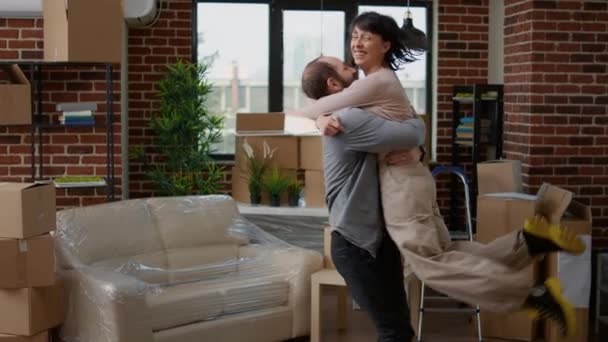 Ehepaar umarmt und zeigt Dankbarkeit für Einzug in Wohnung — Stockvideo