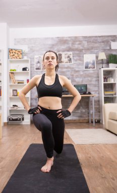 Çekici genç bir kadın zayıf bir vücuda sahip olmak için hamle yapıyor.