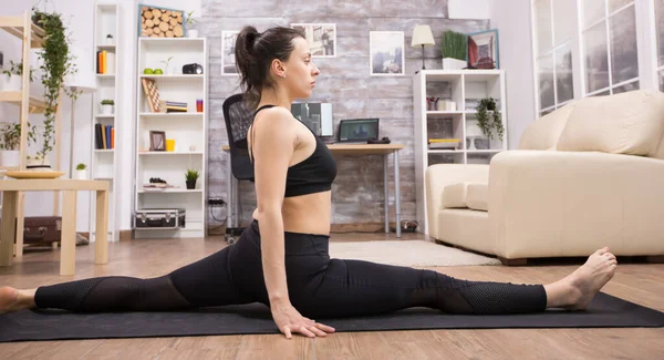 Young beautiful woman practiving yoga on split position — Foto Stock