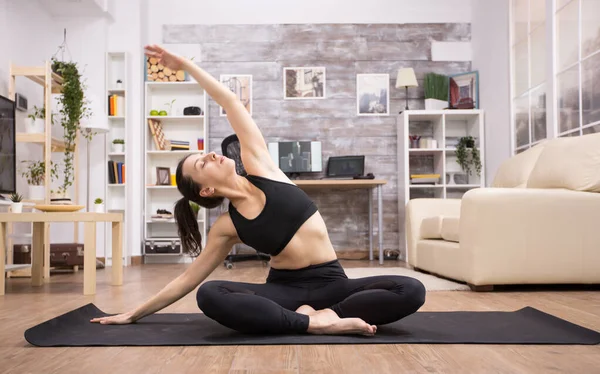 Volwassen vrouw in fitness leggings doen yoga — Stockfoto