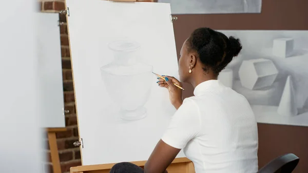 Африканська американка малює професійний ескіз полотна. — стокове фото