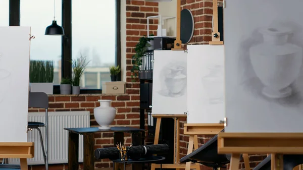 Tidak ada orang di kelas seni kosong yang menggambar di atas kanvas dengan kanvas — Stok Foto