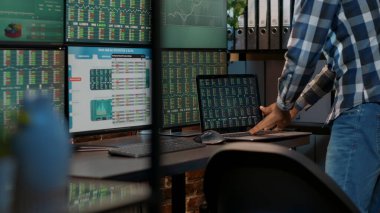 Yatırım fonu tüccarı dizüstü bilgisayardaki ön x piyasa numaralarını analiz ediyor