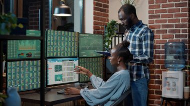 Borsa satış rakamlarını kullanarak sermaye karı yaratan simsarlardan oluşan bir ekip.