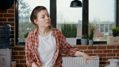 Öğrencilere çizim tekniğini açıklayan genç bir kadın