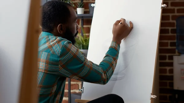 年轻学生用铅笔在画布上创作花瓶画 — 图库照片