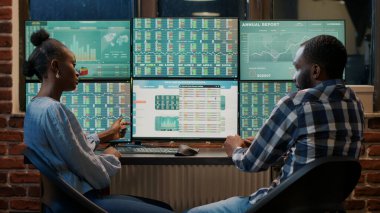 Afro-Amerikan takımının fikir alışverişi için fikir alışverişinde bulunması