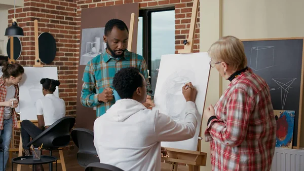 Vecchio insegnante e studente aiutare l'uomo africano americano a disegnare vaso — Foto Stock