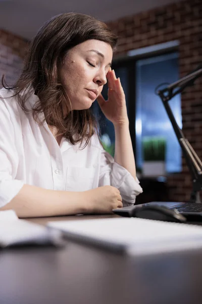 Exhausted agency worker suffering from burnout syndrome and migraine because of early project deadline. — Foto Stock