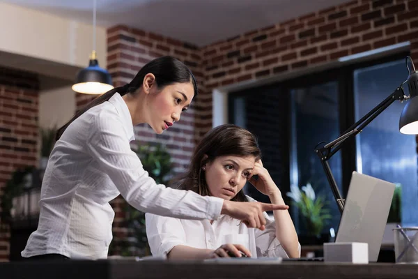 Medewerkers van bedrijven praten over financiële documentatie uitgegeven door accountant. — Stockfoto