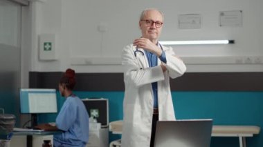 Hasta ile randevuya gitmek için bekleyen erkek doktorun portresi