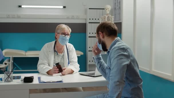 Doctor helping sick patient with bottle of pills and treatment — Vídeos de Stock