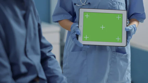 Assistente medico che utilizza lo schermo verde su tablet digitale — Foto Stock
