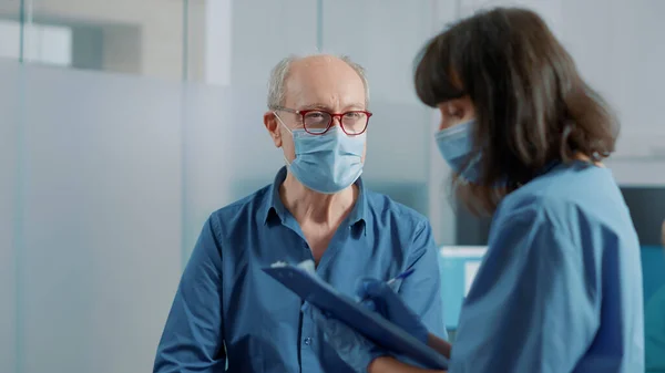 看護師による健康診断を受ける高齢患者 — ストック写真