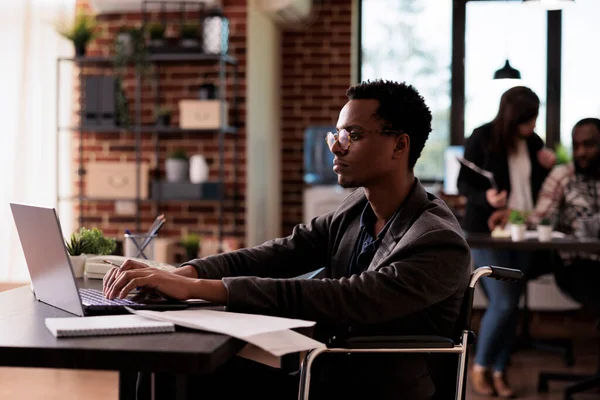 Bilgisayardaki çevrimiçi raporu analiz etmekte güçlük çeken bir iş adamı