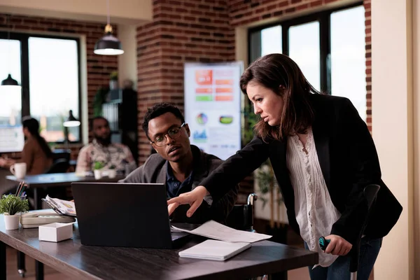 Felç olmuş şirket çalışanı ve takım çalışması yapan genç bir kadın.