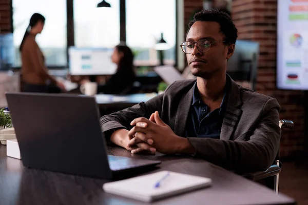 African american man living with disability in business office — Stockfoto