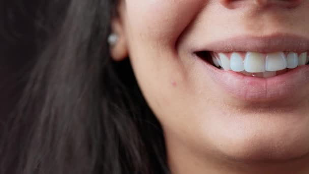 Macro tiro de sorriso autêntico com dentes brancos e maquiagem fresca — Vídeo de Stock