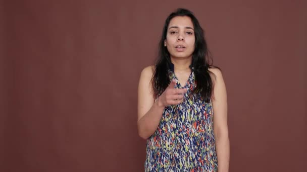 唇の上に人差し指でハッシュジェスチャーを作るインド人 — ストック動画