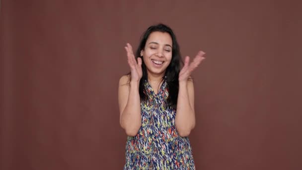 Retrato do modelo indiano sentindo-se animado e positivo sobre notícias — Vídeo de Stock