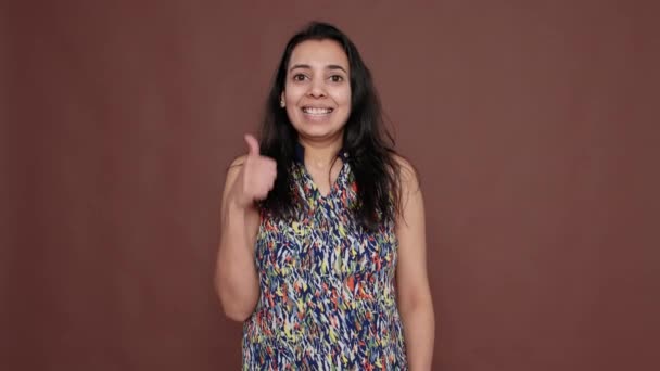 Portrait of indian woman doing thumbs up gesture on camera — Stockvideo