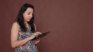 Başarılı olmak için dijital tablet kullanan Hintli kişi