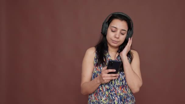 Adulto moderno disfrutando de música de radio mp3 en auriculares inalámbricos — Vídeo de stock