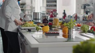 Mutfakta otantik profesyonel yemek tarifi pişiren bir kadın.