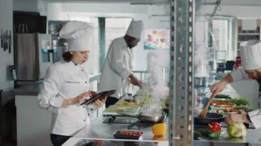 Otantik şef dijital tablet ekranda yemek tarifine bakıyor
