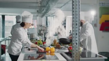 Aşçılar, aşçı tarifine uymak için taze malzemeler hazırlıyor.