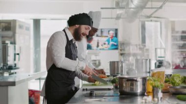 Gurme şefin POV 'u kameraya yemek malzemelerini hazırlıyor.