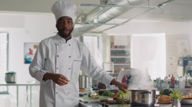 Profesyonel aşçı POV gastronomi yemek programı sunuyor.